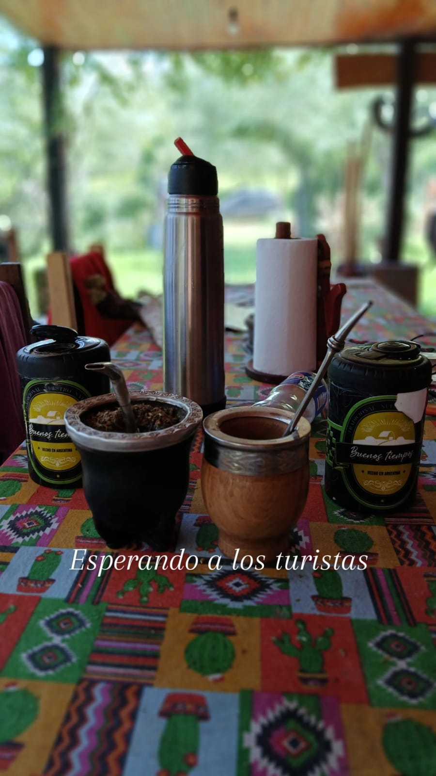 Mate y termo esperando a los turistas en San Javier, Tucumán